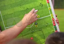 包含尤文图斯主教练谨慎部署防守策略，全力保持不败的词条